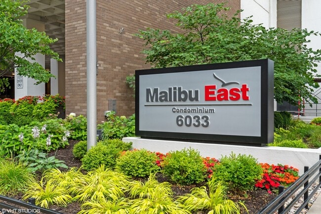 Building Photo - 6033 N Sheridan Rd