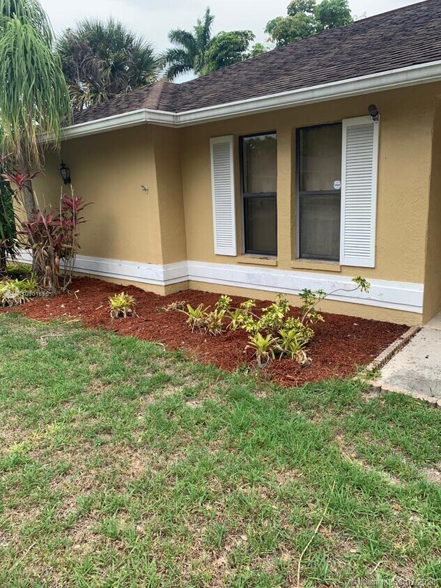 Foto principal - 2499 River Reach Dr