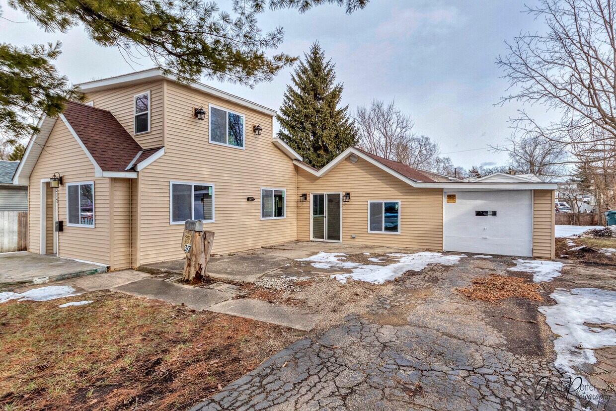 317 Fairlawn Dr, Round Lake Park, IL 60073 House Rental in Round Lake