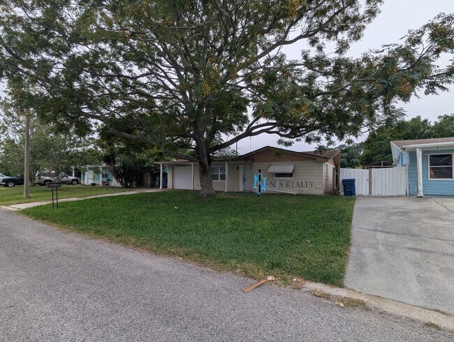 Building Photo - Beautiful, open floorplan 3/2/1 1100 Sq. F...
