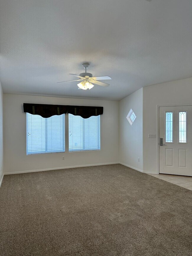 Foto del edificio - Pending!  Long Term unfurnished - Pets all...