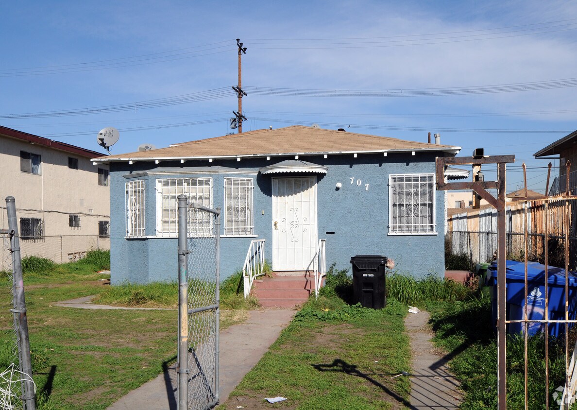 Foto principal - 707 W 79th St