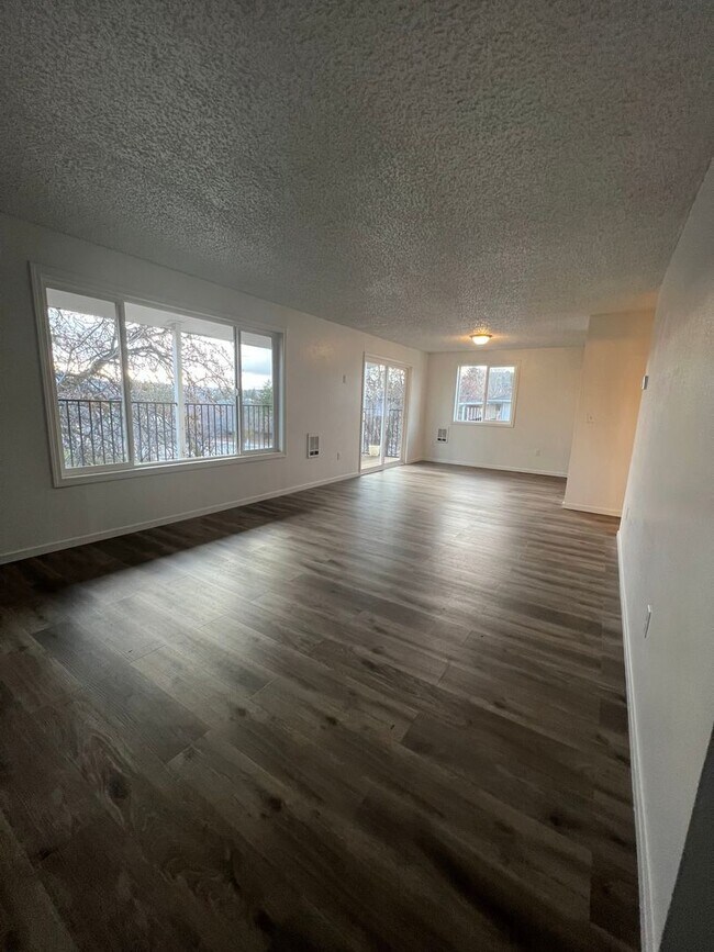 Building Photo - 2 Bedroom 1.5 Bathroom Apartment - Close t...