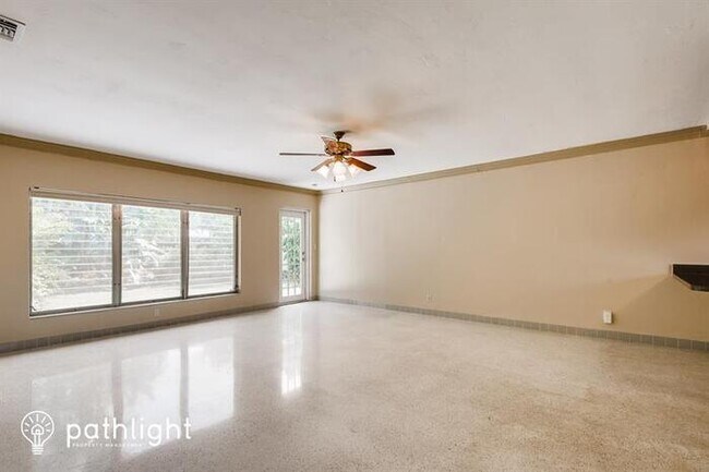 Foto del edificio - 1508 Poinsettia Dr