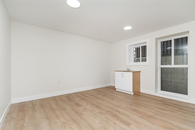 Building Photo - BASEMENT-19XX-BASEMENT-1168 168 St