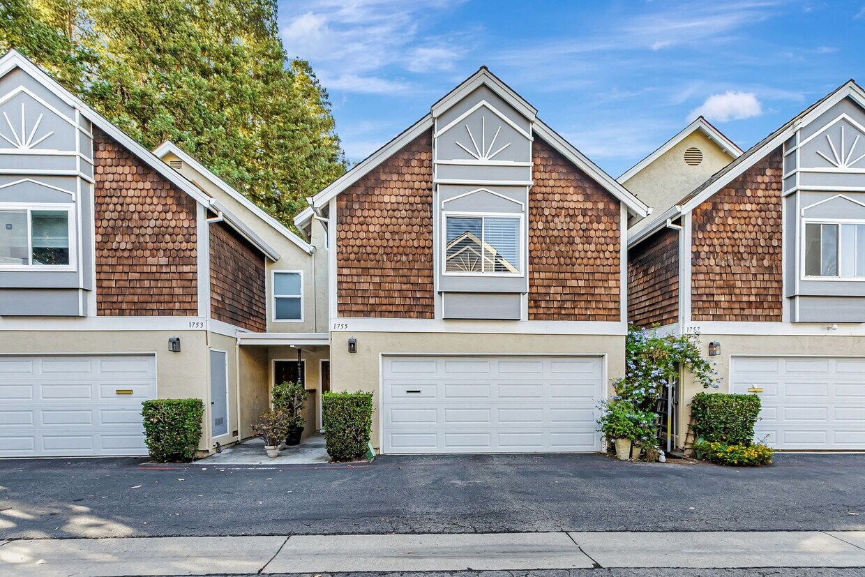 Foto principal - Elegant 3-Bedroom Home with Modern Upgrade...
