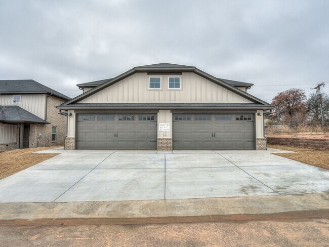 Building Photo - Spacious 4 Bedroom 2 Bath Duplex in Oakdale Schools - Lawn Care Included