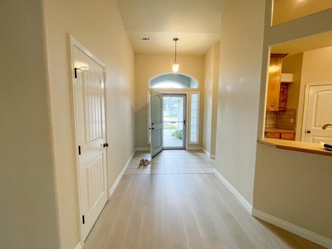 Building Photo - 14593 N Vintage Way