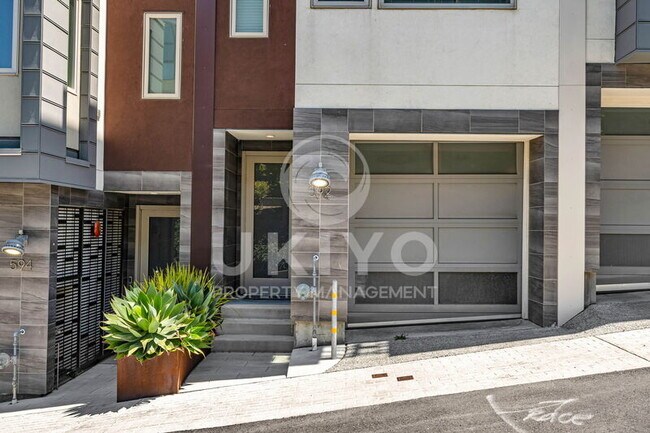 Building Photo - 592 Hudson Ave