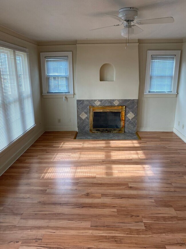 Building Photo - Cute 2 bedroom, 1bath, with garage and fen...