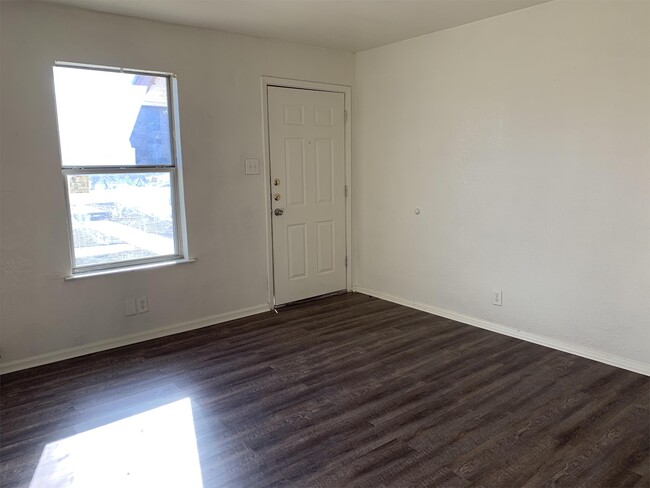 Building Photo - 511 W Hallmark Ave