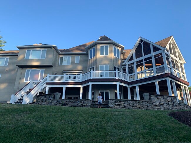 Foto del edificio - 72 Ridgebury Rd
