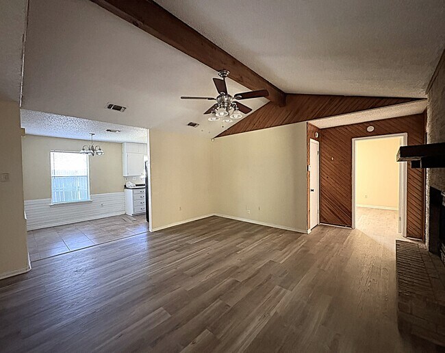 Foto del edificio - 2309 Whitney Dr