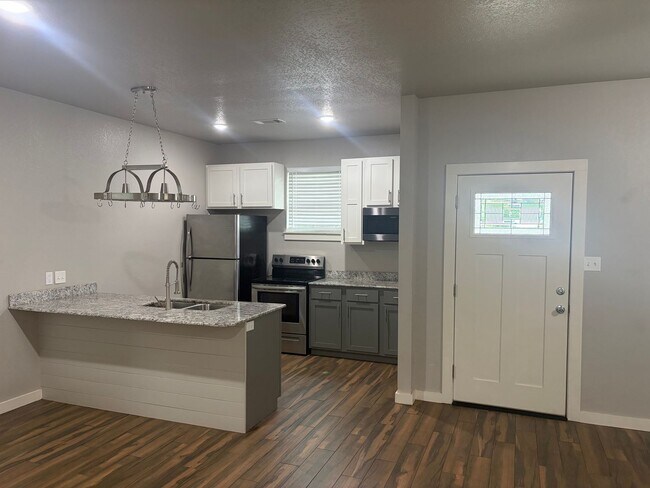 Foto del edificio - 3 bedroom and 2 bathroom house built in 2020