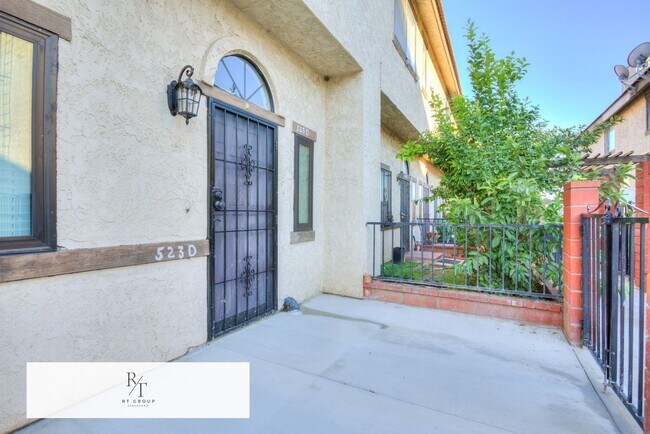 Building Photo - Fully Remodeled | Spacious & Bright Townhome