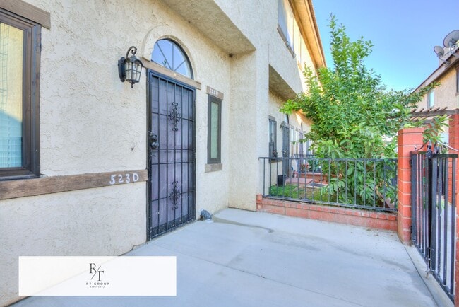 Foto del edificio - Fully Remodeled | Spacious & Bright Townhome