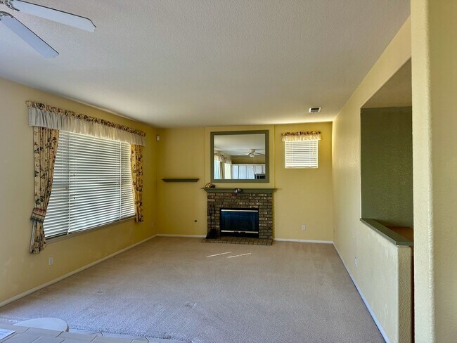 Building Photo - Welcome Home! 4 Bedroom with Canyon views