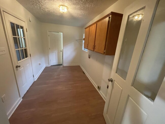 Building Photo - 275 Wineson Dr