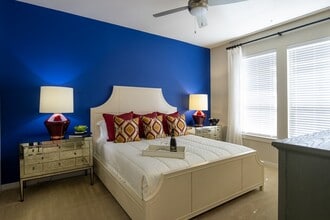 Building Photo - 807 S Post Oak Ln