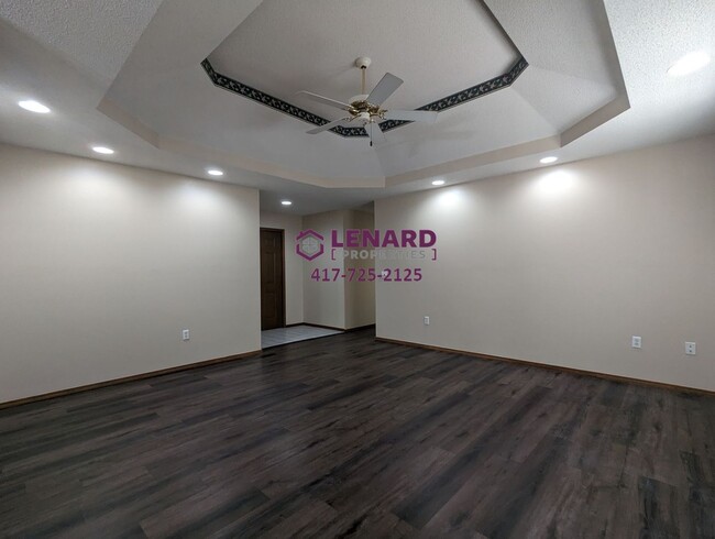 Foto del edificio - Spacious 3 Bedroom Home with Fenced Back Y...