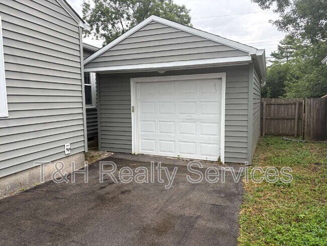 Building Photo - 5243 Kingsley Dr