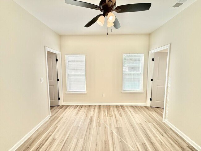 Building Photo - 751 Lloyd Alley