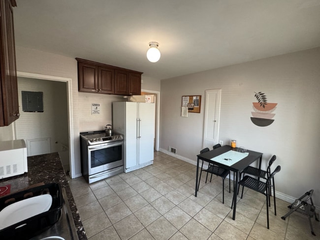 Building Photo - 2577 S 700 E