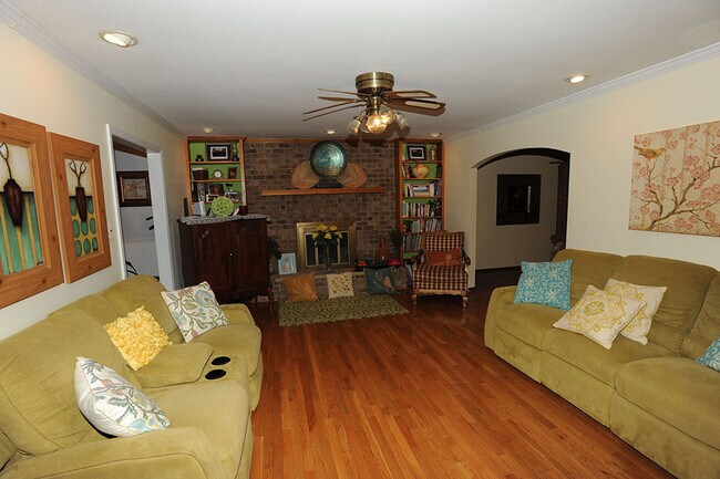 Building Photo - 2788 Pinewood Dr