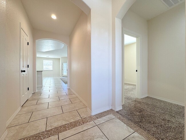 Building Photo - East El Paso 3 bed Refrig A/C