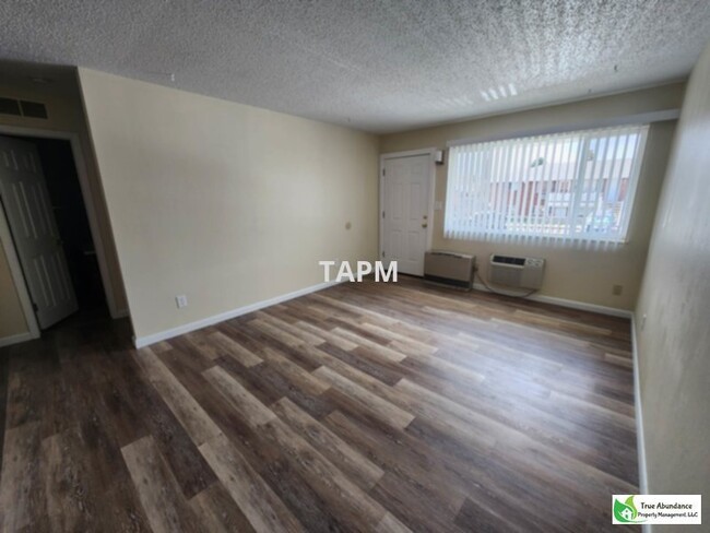 Building Photo - Lovely Two Bedroom Apartment