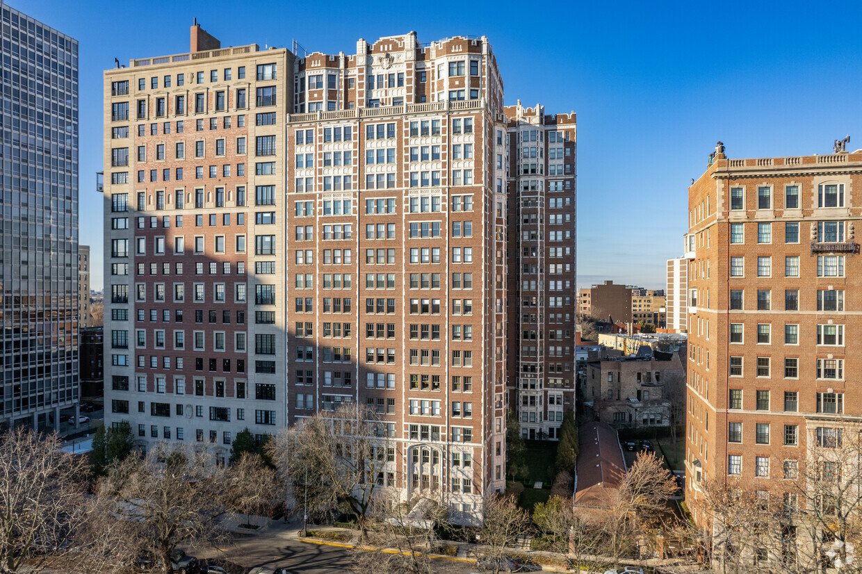 Primary Photo - 2440 N Lakeview Ave