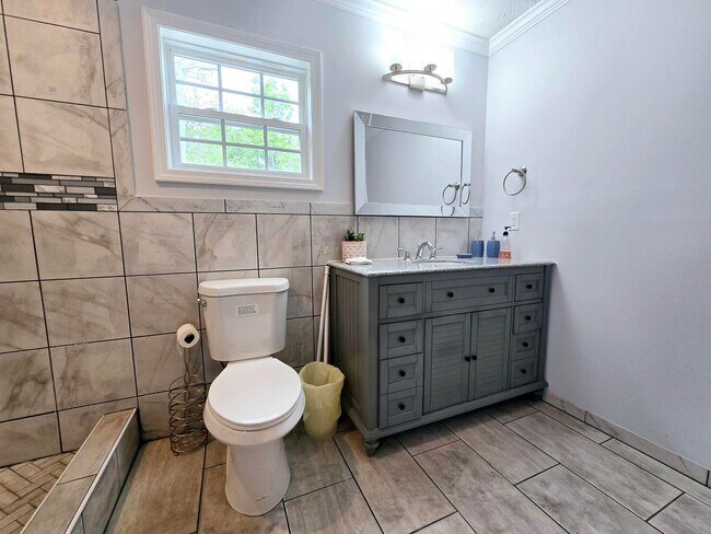 Building Photo - Amazing 4 bed room 3 bathroom home in the country with a large Private lot fully updated!!!!!!!