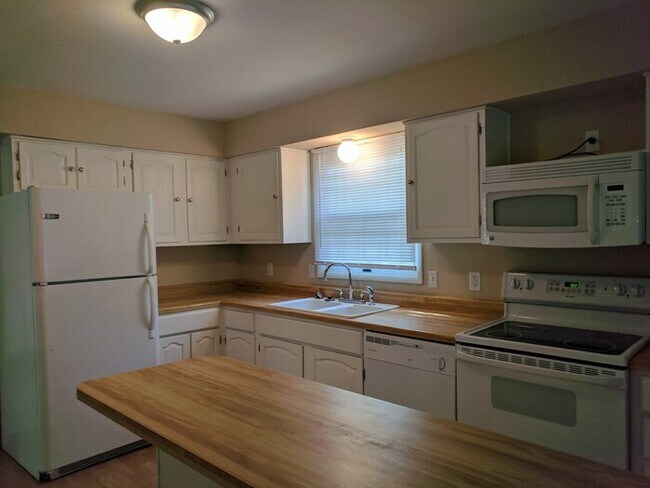 Building Photo - Newly Remodeled Home
