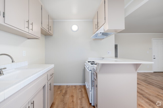 1BR, 1BA - 700SF - Kitchen - 14624 Gault St