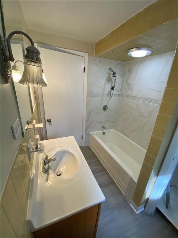 Building Photo - 256 Douglas Ave