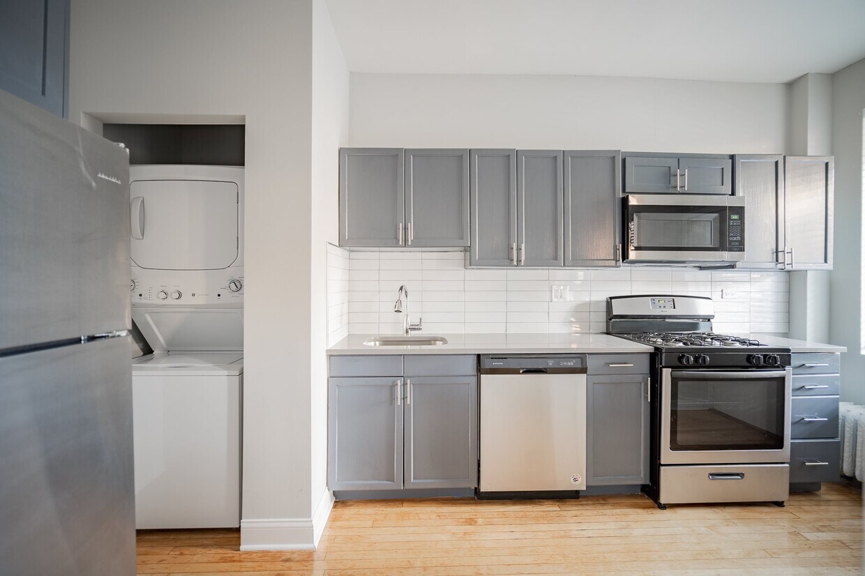 Primary Photo - 636 W Buckingham Pl