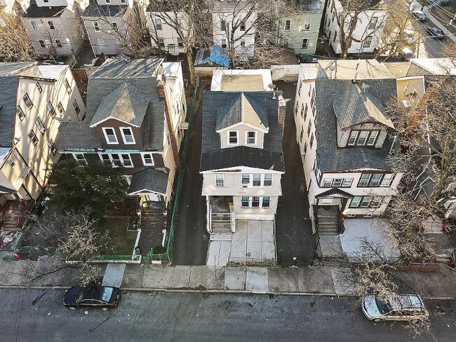 Foto del edificio - 196 Shephard Ave