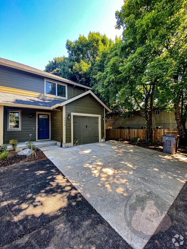 Building Photo - 360 NW Willamina Dr