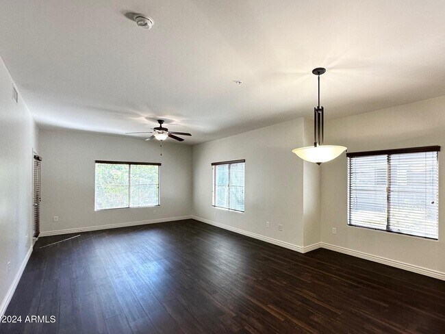 Foto del edificio - 5350 E Deer Valley Dr