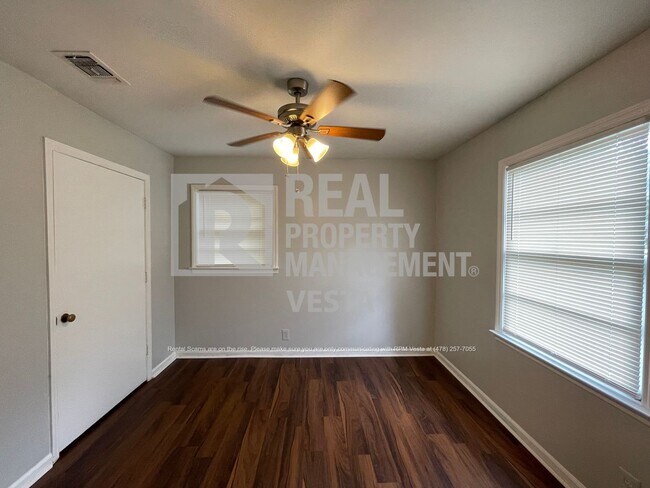 Foto del edificio - Solidly Built Four Bedroom House in Macon