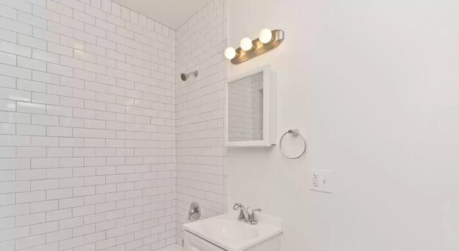 Foto del edificio - 2359 N Drake Ave