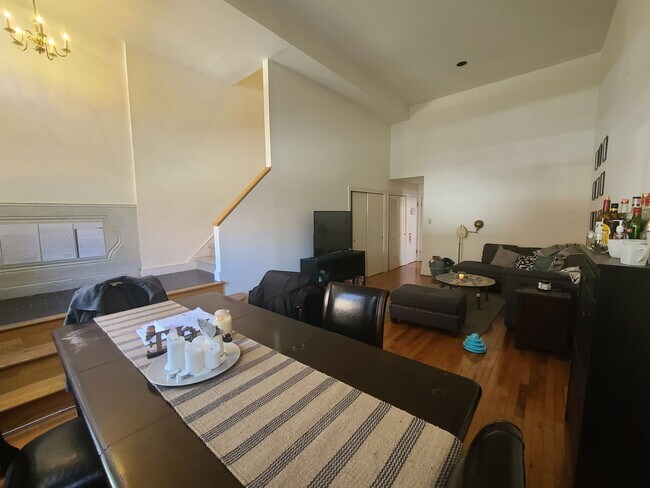 Foto del edificio - Spacious 2BR/1.5BTH w/ HW Floors, New Kitc...
