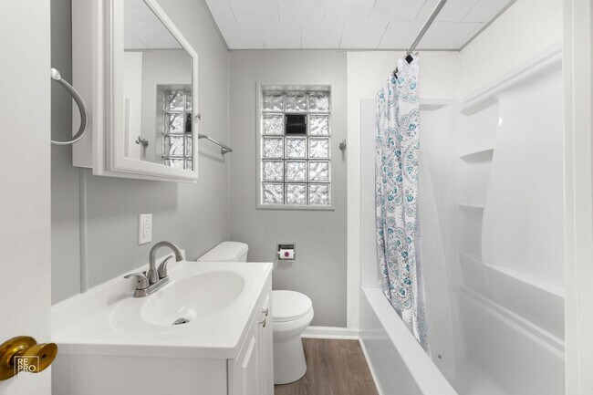 Building Photo - 3 Bedroom Ranch in Grayslake!