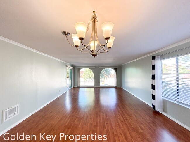 Building Photo - Welcome to this charming 2-bedroom, 2-bathroom downstairs end unit in Alta Mira in Carlsbad!!