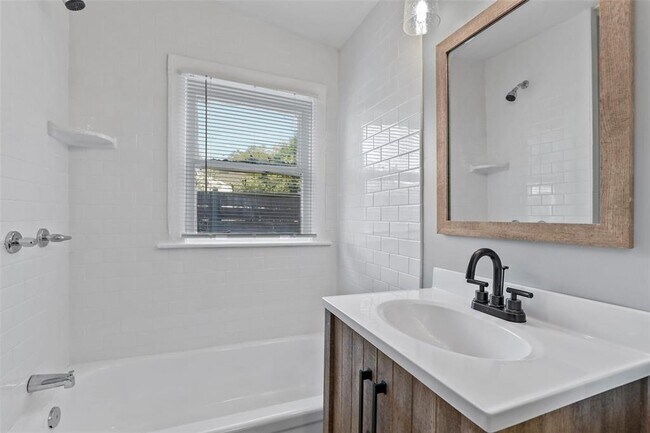 Building Photo - 2821 Gladstone Dr