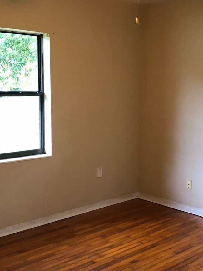 Building Photo - 3 Bed 1 Bath | Large Fenced Yard | Washer/...