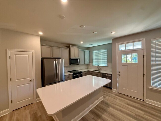 Building Photo - 1526 Cedar Tree Dr