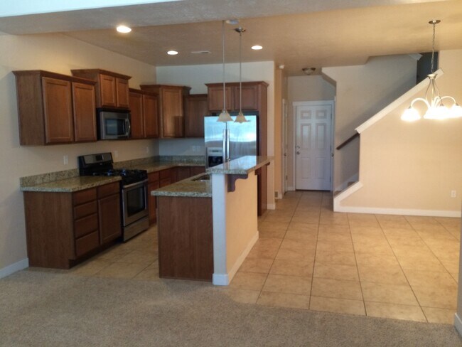 Building Photo - Luxury 3 Bedroom Townhome Available Now!!