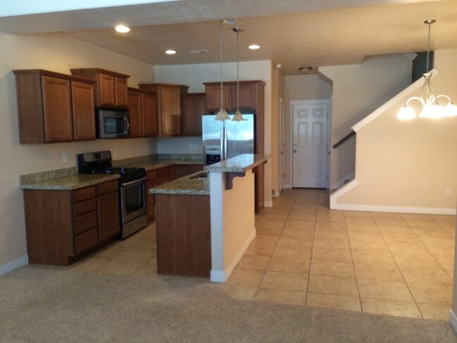 Foto del edificio - Luxury 3 Bedroom Townhome Available Now!!