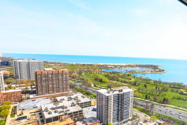 Foto del edificio - 655 W Irving Park Rd